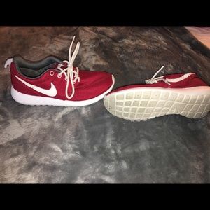 I’m selling my barely used nike shoes .
